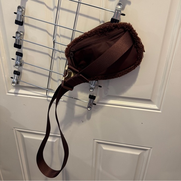 lululemon belt bag fuzzy brown Athletica Everywhere Java Keep Them Close In This Versatile Belt Bag That Helps You Get Out The Door And On To Your Next Adventure Fuzzy Fanny Packs Lululemon NWT